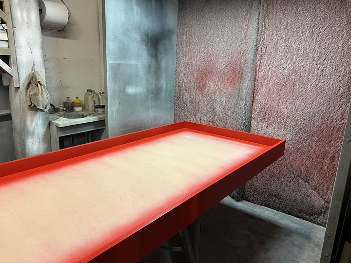 Fabrication et mise en peinture de la vitrine de la défauthèque