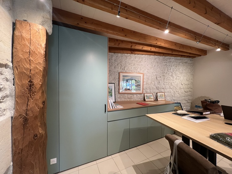Aménagement du bureau avec mobiliers sur mesure