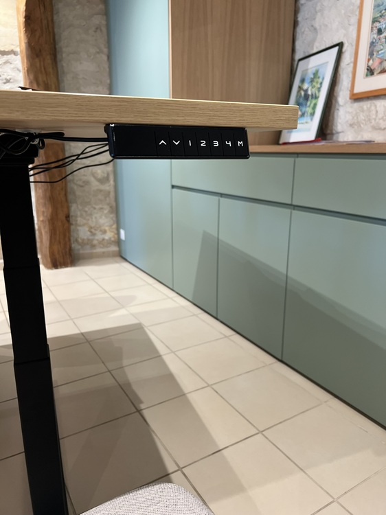 Zoom sur bureau assis/debout avec réglage motorisé avec 2 mémoires de position/personne (4 utilisateurs possible)