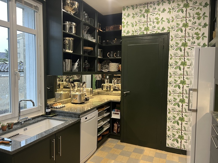 Réalisation du coté cuisine, plan de travail à 2 niveaux, mobiliers hauts et bas sur mesure