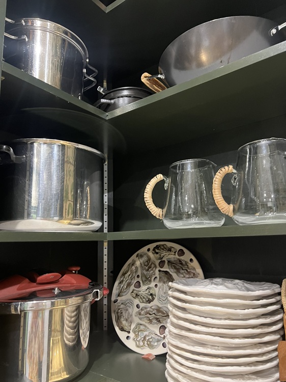 Zoom intérieur meuble haut sur mesure de l'arrière cuisine - Ajustement des hauteurs d'étagère discret dans le fond du meuble ouvert