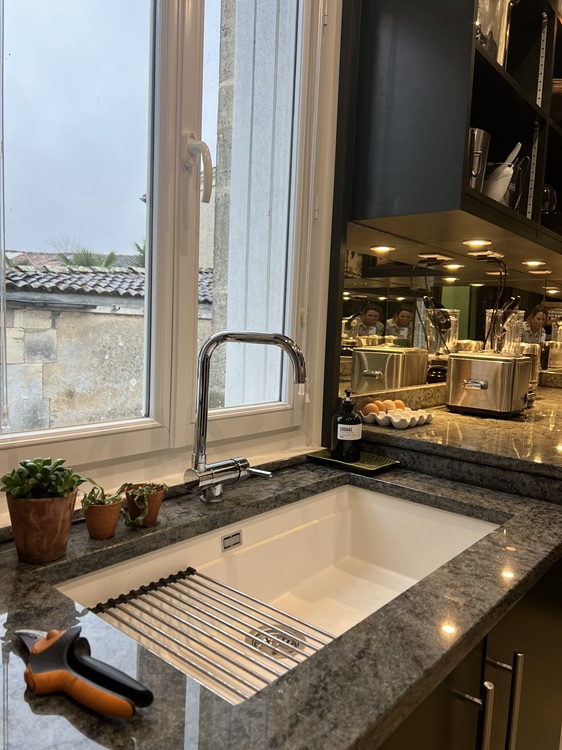 Zoom évier profond, robinet inclinable pour passage sous la fenêtre, meuble haut sur mesure avec éclairage