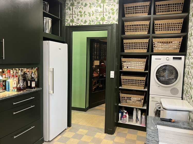 Réalisation coté buanderie, vue sur le meuble sur mesure et la transformation du meuble ancien à gauche avec la partie "bar" et intégration du congélateur