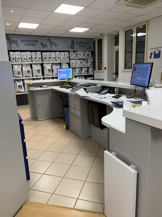 Relooking du comptoir avec ajout de rangements intérieurs - Changement du plateau et tout le comptoir a été recouvert de corian (matériau idéal dans les cliniques)