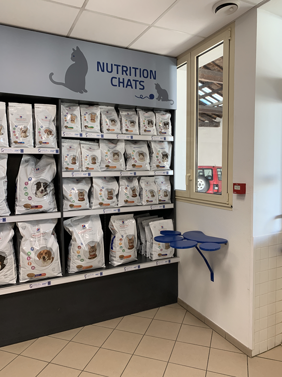 La patte a été conservée, déplacée et repeinte en bleu :-)