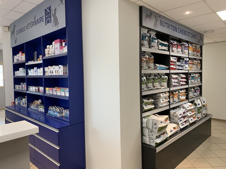 Le meuble arrière comptoir et l'alimentation diététique, meubles dessinés et fabriqués sur mesure