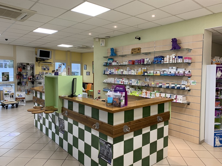 AVANT - Comptoir et meuble arrière