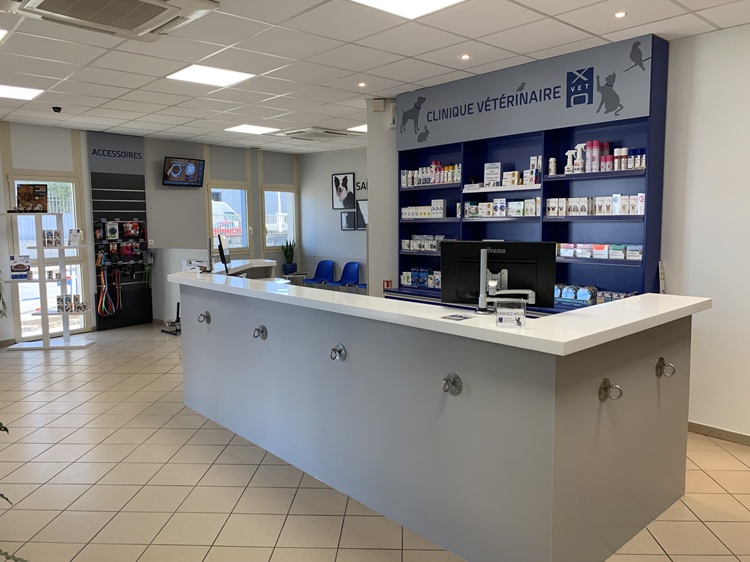 Comptoir existant relooké : totalement recouvert de corian - Meuble arrière comptoir : création d'un meuble sur mesure avec signalétique à la marque