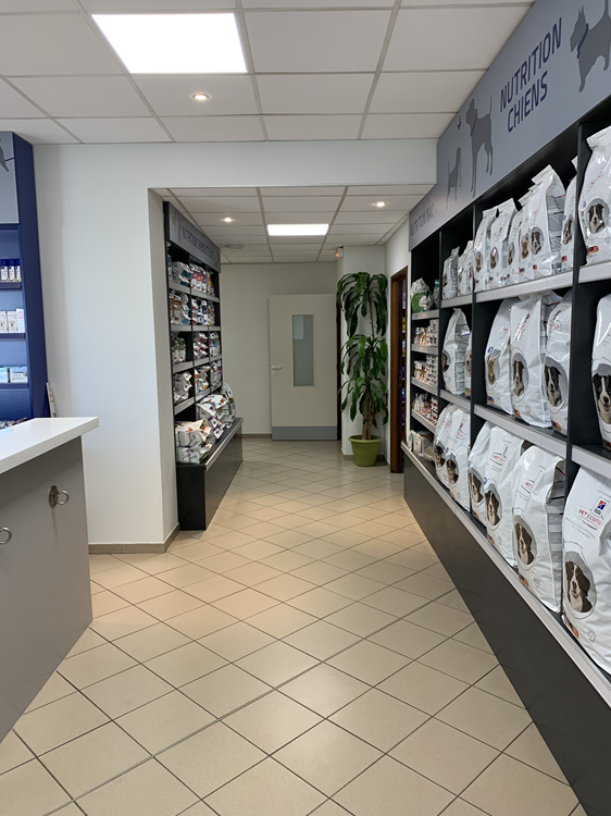 Pet Food (diététique et physio), mobiliers dessinés et fabriqués sur mesure