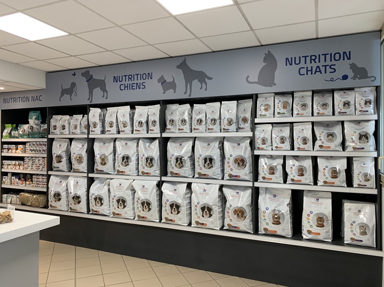 Le Pet Food - Meuble dessiné et fabriqué sur mesure, signalétique claire à la marque, merchandising et stock adaptés aux ventes de la clinique
