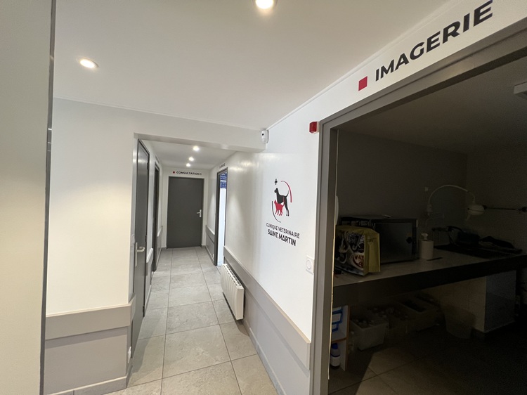 Couloir menant aux consultations et salles techniques