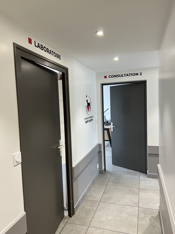 Couloir menant aux consultations et salles techniques