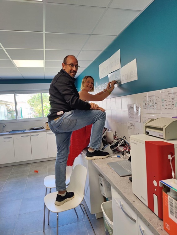 Le laboratoire d'Analyses médicales => quand le client et moi-même mettons la main à la patte ;-) Petite pression !!!