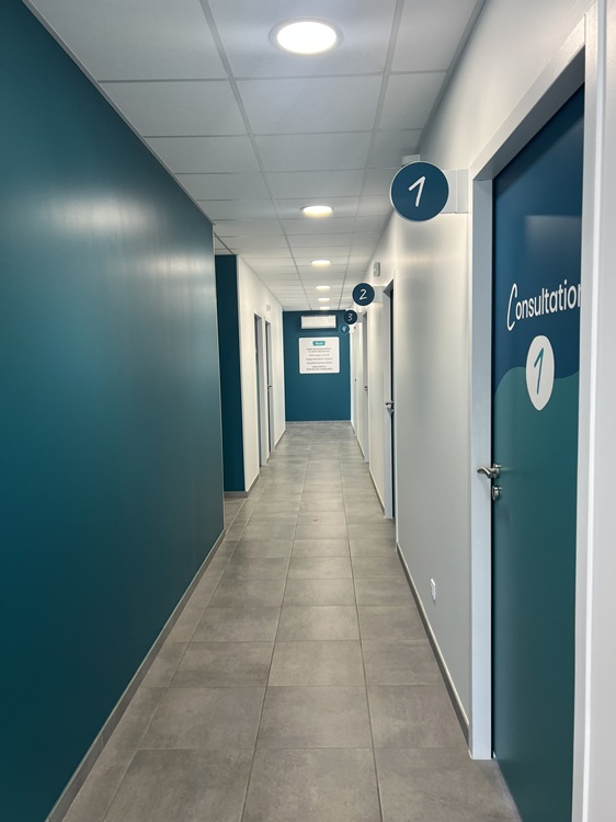 Le couloir menant aux salles de consultation de 1 à 4