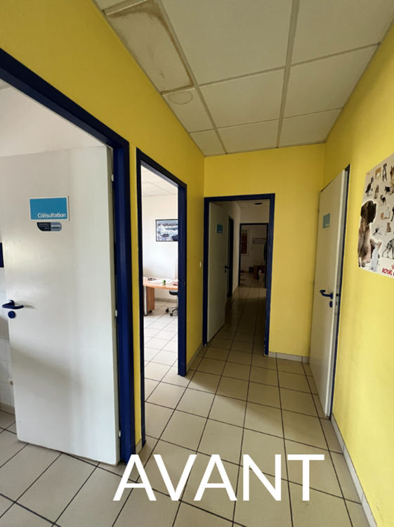 Avant - Le couloir menant aux salles de consultation