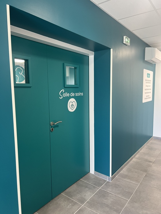 La porte donnant sur le plateau technique (porte arrière du bâtiment de l'ancienne clinique)