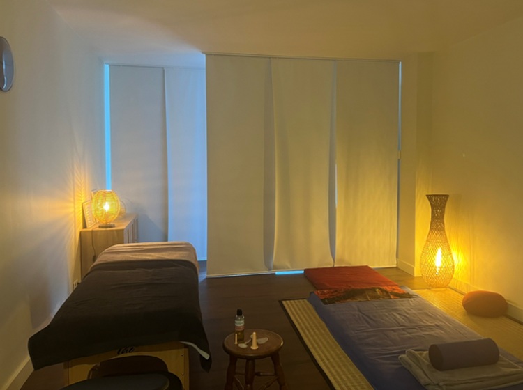 Intérieur salon - Vue coté entrée (vitrine rue derrière les panneaux japonais)