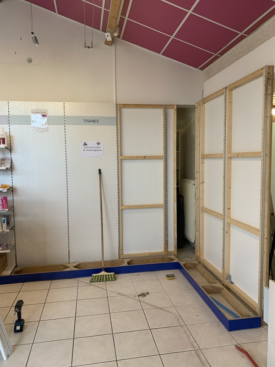 Modification des mobiliers d'angle et reprise des meubles pour retrait des tiroirs et bacs en bas de descentes