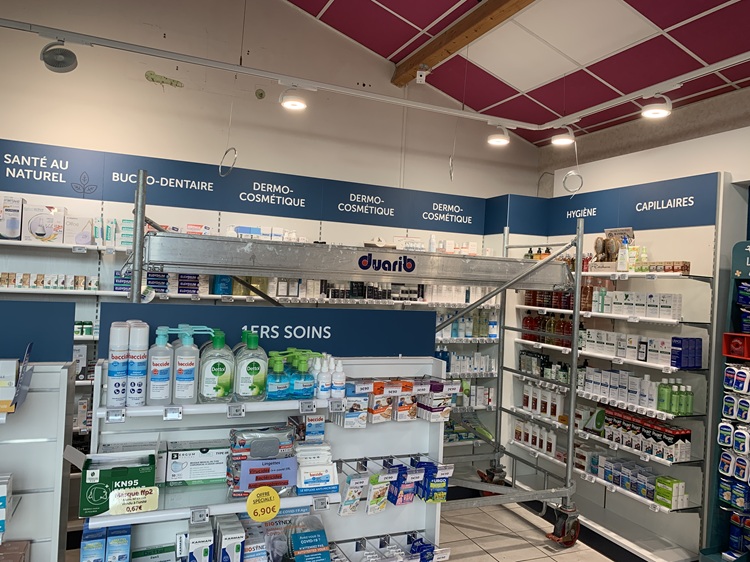 Mobilier après reprises par le menuisier. Echafaudage pour le changement des dalles de plafond et la mise ne place du relamping