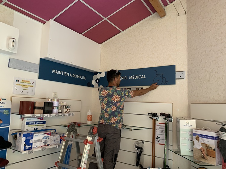 Pose de la signalétique intérieure