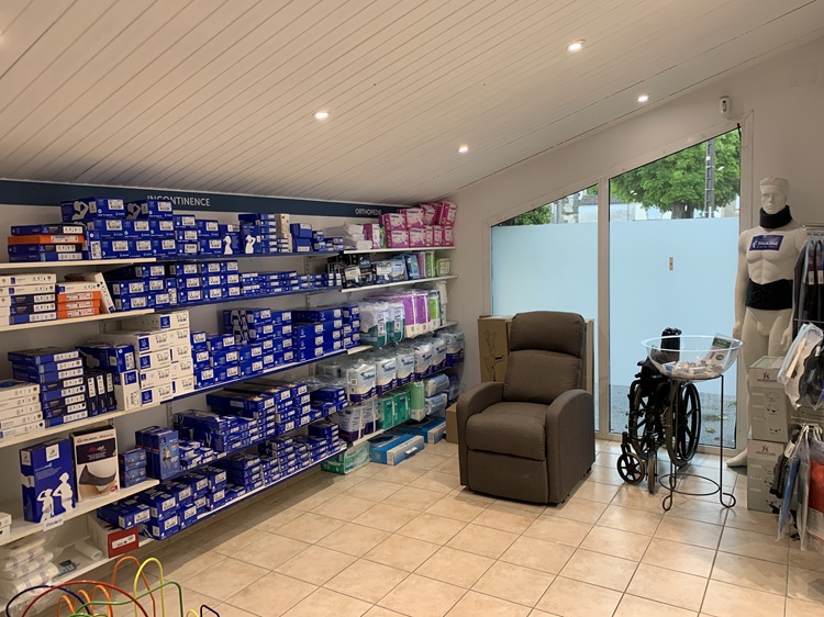 Après : Salle orthopédie qui devient une extension de la surface de vente avec exposition produits + signalétique