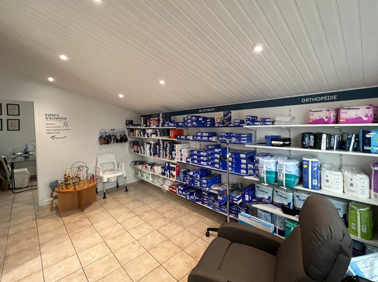 Salle orthopédie avec vue sur la salle de confidentialité dédiées aux nouvelles missions