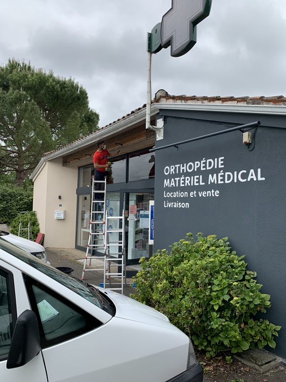 Travaux façade en cours, pose de la rampe lumineuse (remise en peinture des huisseries, du mur d'orthopédie, changement de l'éclairage, de tous les lettrages et pose de stickers vitrines)