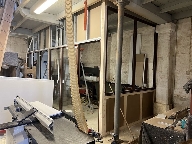 Création du bureau du chef d'atelier qui est placé dorénavant dans l'Atelier, au plus près des équipes