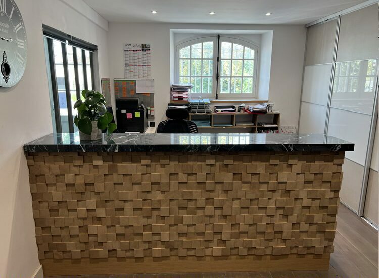 Le meuble d'accueil - Ajout de carrés de bois en 3D et d'un plateau en marbre vert