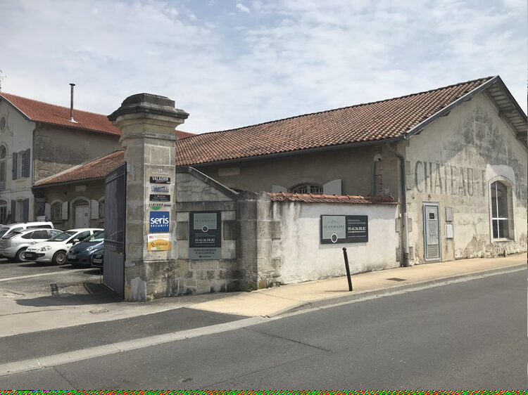 Panneaux extérieurs sur la rue du Dominant