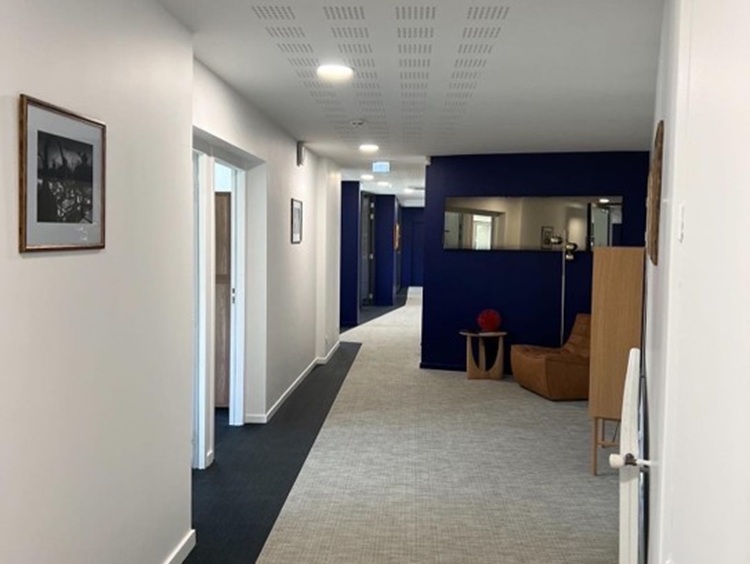 Couloir menant au bureau de la direction, aux salles de réunion, à salle de traiteur et à l'accès à la terrasse