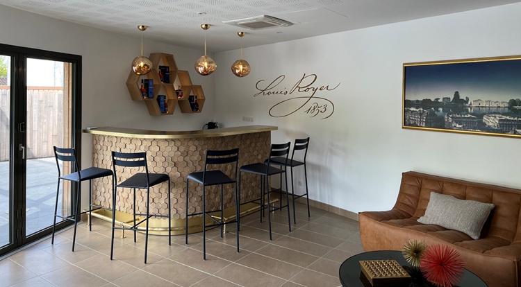 Bar dessiné et fabriqué sur mesure - avec tout l'équipement mixologie