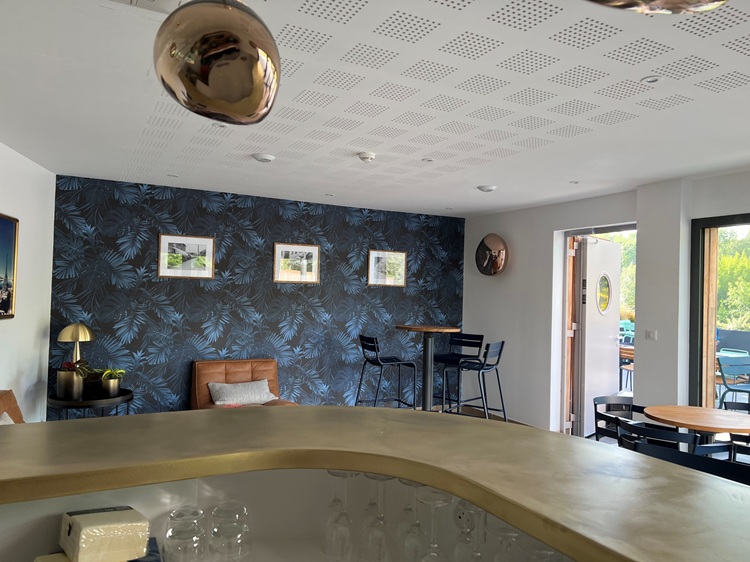 Bar intérieur sur la terrasse