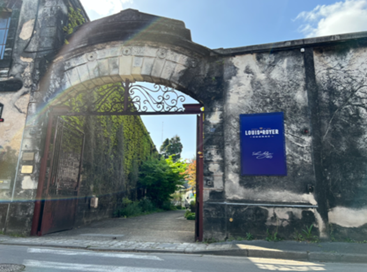 Entrée du siège social Louis Royer