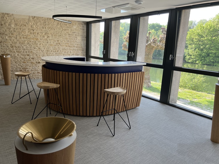 Meuble de dégustation et crachoirs dessinés et fabriqués sur mesure