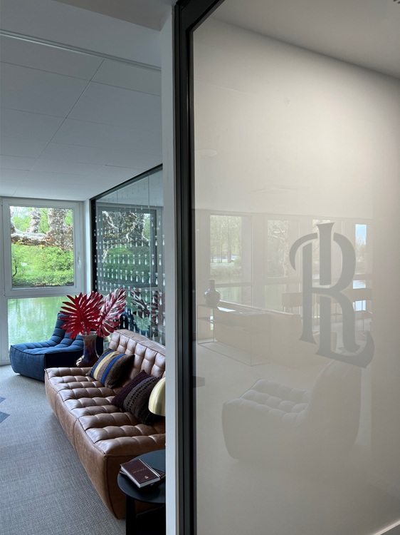 Signalétique dans l'accueil (monogramme et habillage de la vitre du bureau de la direction avec une trame d'abeilles)