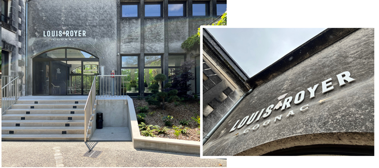 Création de l'enseigne au dessus de la porte d'entrée du siège social - zoom sur les lettrages déclipsables pour faciliter le nettoyage (Torula)