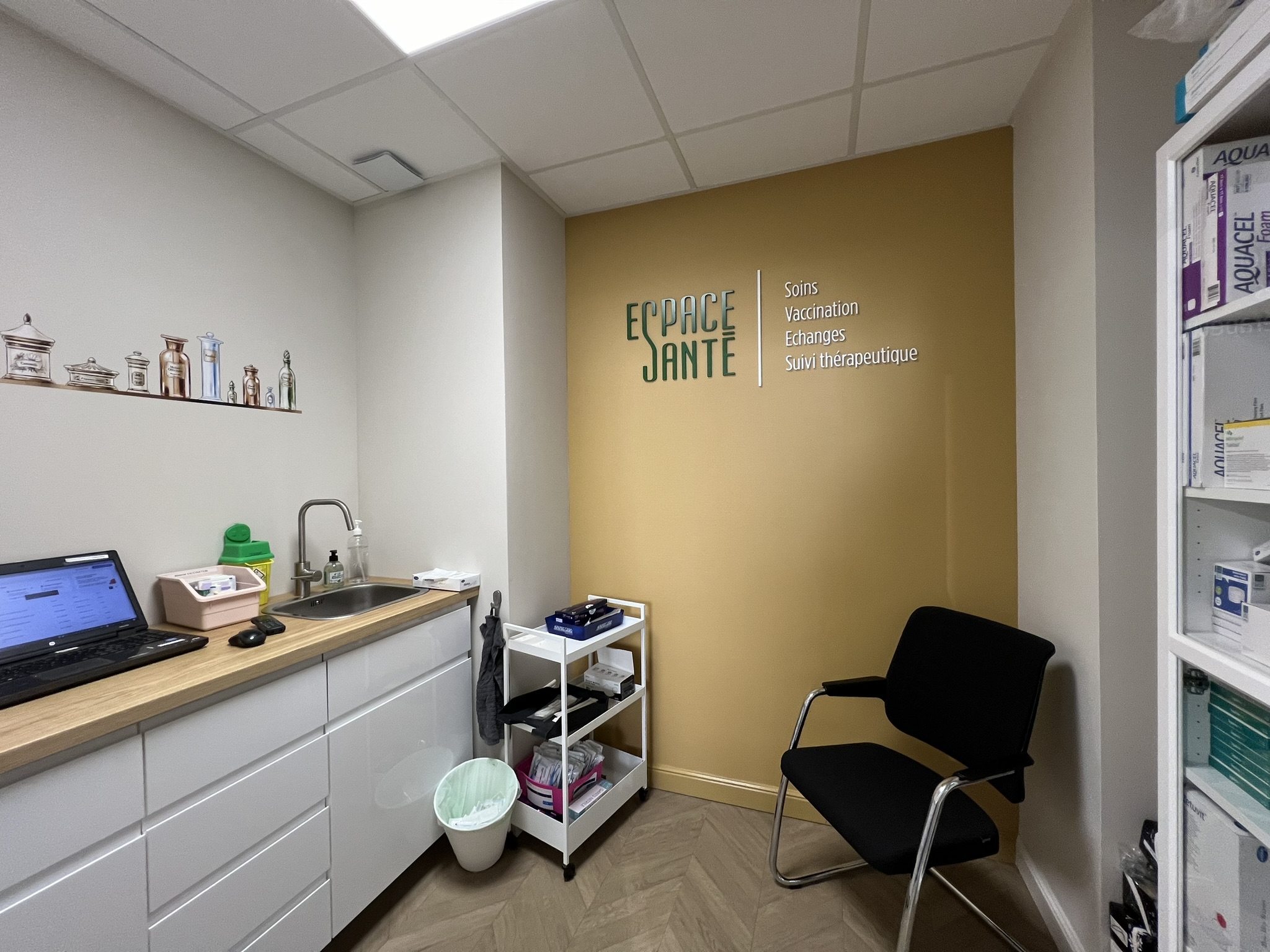 Cabine 1 réservée aux soins, la vaccination et les RDV santé autour des nouvelles missions