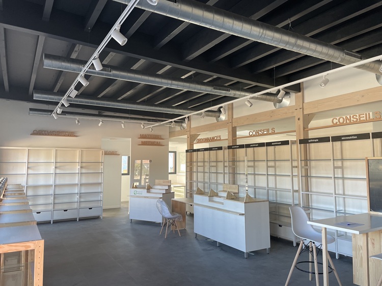 Pharmacie d'Onesse à la fin des travaux, prête à l'implantation