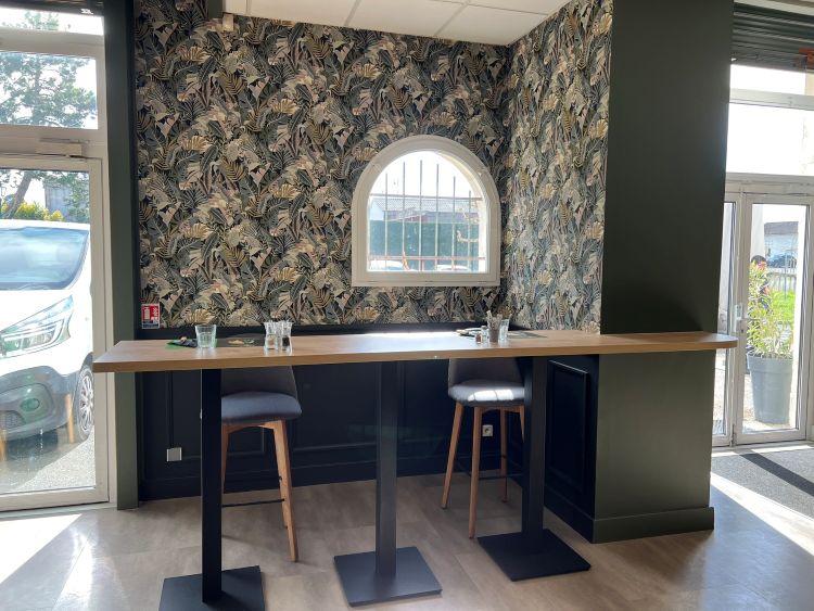 La salle de restaurant - repas solo face à l'écran de TV