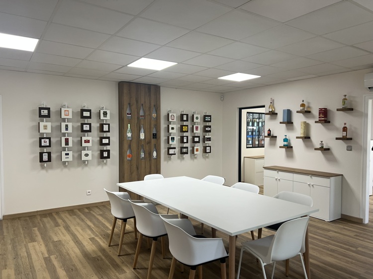 Réalisation de l'accueil/showroom avec mise en place des produits fabriqués par Nacara