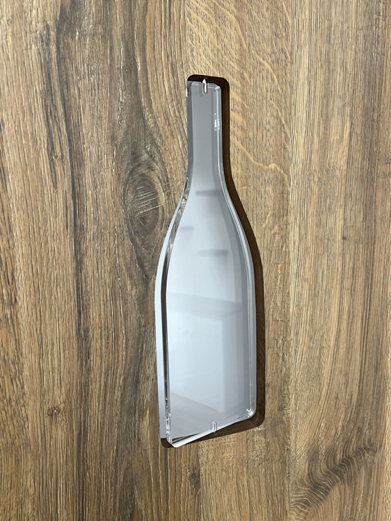 Zoom sur les meubles dessinés et fabriqués sur mesure - Bouteille plexi en rotation sur axe vertical