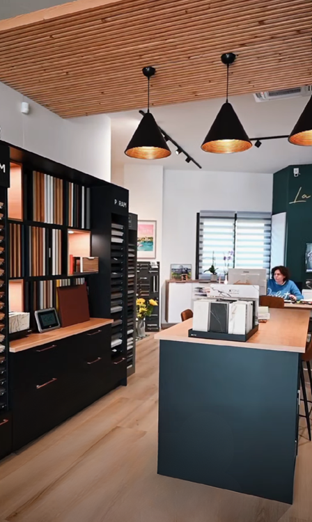 Zone du showroom - Zone centrale avec vue sur le bureau d'Aurélie, la fondatrice de Bella Cuisine & Aménagement