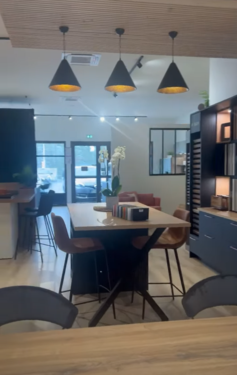 Zone du showroom - Table centrale pour tester les échantillons