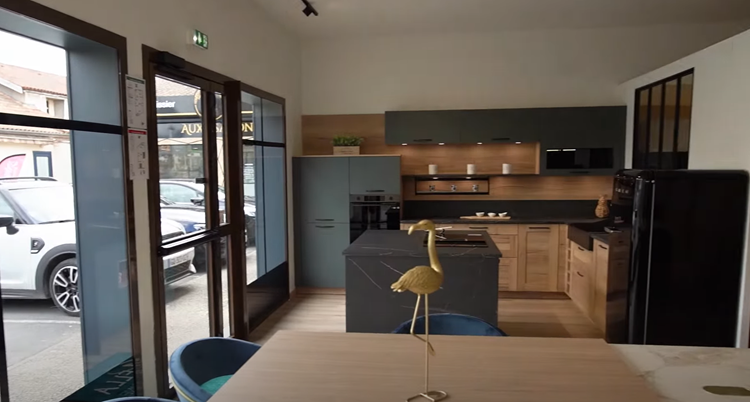 Zone du showroom - Cuisine de gauche en entrant